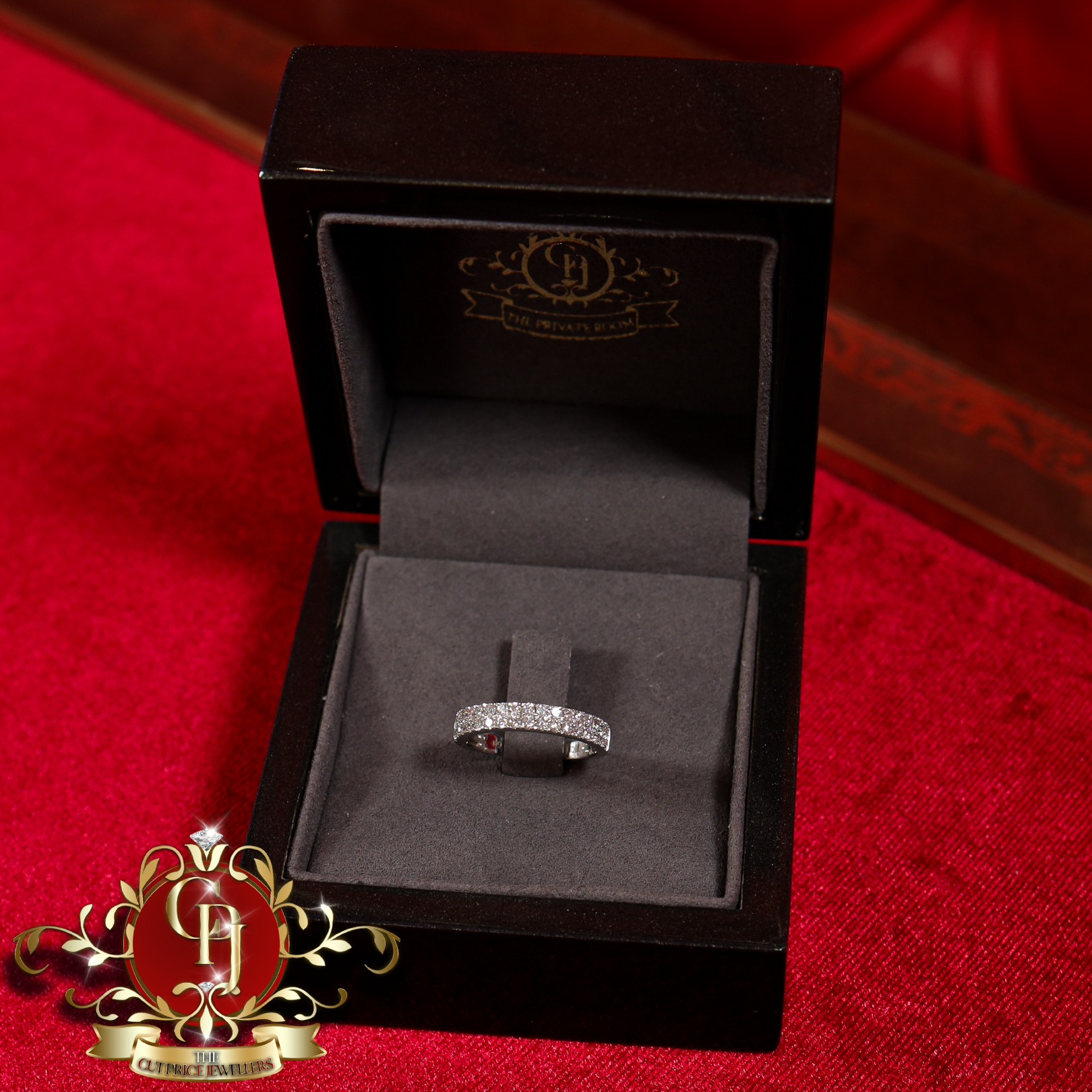 18ct White Gold Ring with 0.85ct Genuine Diamonds